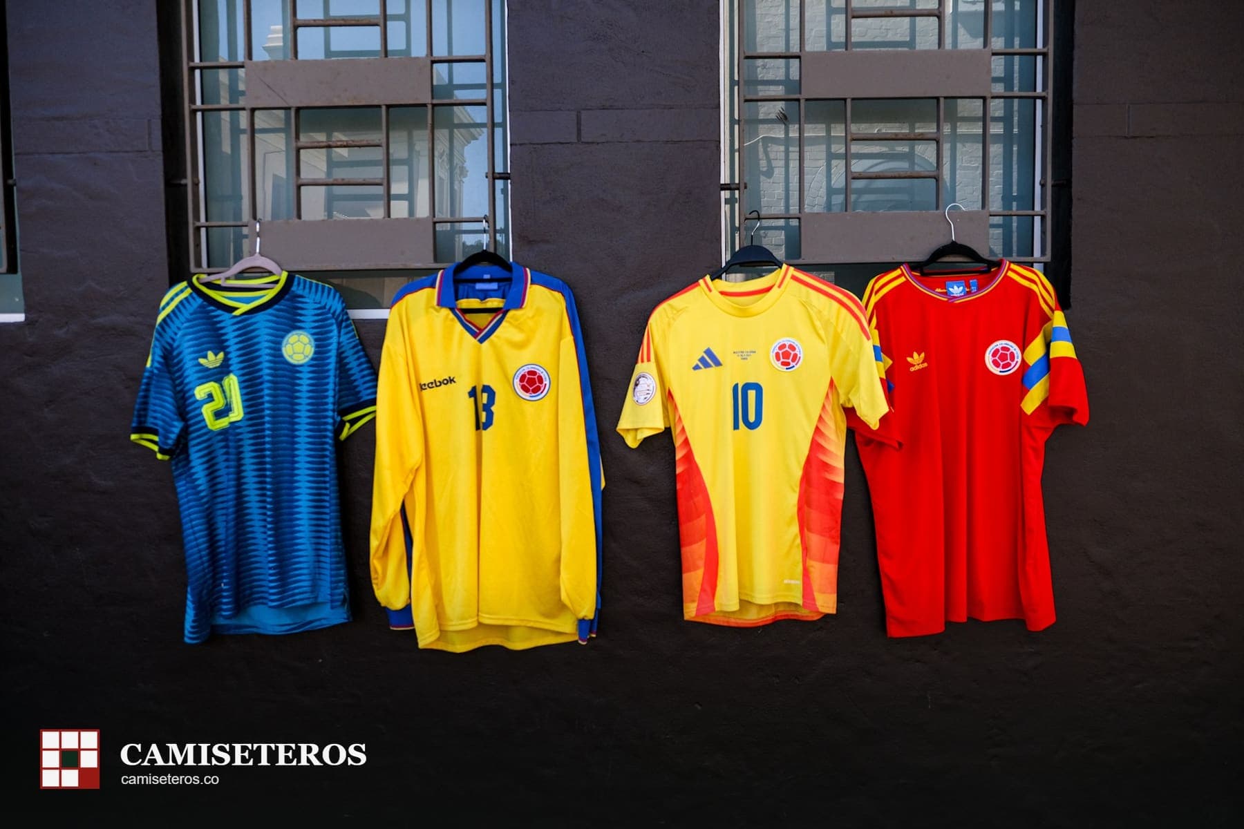 Cuatro camisetas de la Selección Colombia colgadas en fila
